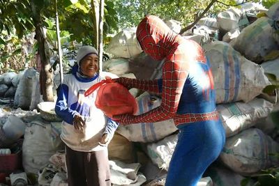 Masya Allah, Aksi Spiderman Bikin Warga di TPA Ini Merinding dan Haru!