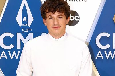 Charlie Puth Curhat Soal Light Switch , Terinspirasi dari Komentar Pedas Elton John