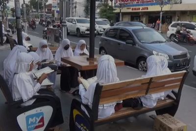 Masya Allah! Ngabuburit Ala Warga Ponorogo, Baca Al-Qur an di Pinggir Jalan