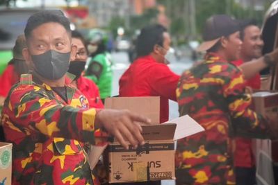 Tanamkan Rasa Kepedulian, Anggota WKI Siantar Berbagi Takjil Gratis kepada Pengguna Jalan