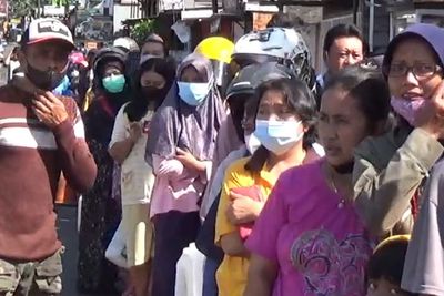 Ironi! Minyak Goreng Curah Masih Langka, Antrean Warga Panas-panasan hingga 100 Meter