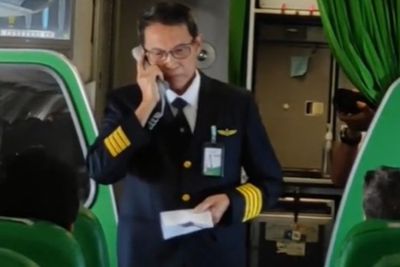 Momen Haru Pilot Pamit pada Penumpang usai 42 Tahun Terbang, Tangannya Sampai Gemetaran