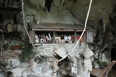 Belum Banyak yang Tahu, Pemakaman di Atas Gua Toraja Menyimpan Kisah Romeo dan Juliet