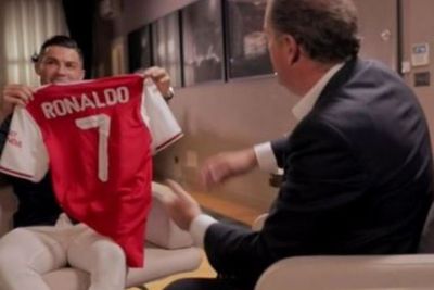 Begini Komentar Cristiano Ronaldo saat Diberi Jersey Arsenal, Reaksinya di Luar Dugaan