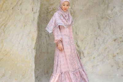 Inspirasi Outfit Syar i tapi Tetap Modis ala Artis Indonesia, Cocok untuk Lebaran