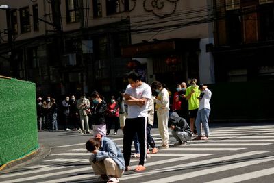 Catat Kematian Pertama, Frustasinya Warga Shanghai Saat Lockdown Berminggu-minggu