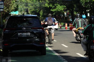 Miris! Ratusan Meter Jalur Sepeda Anies Baswedan Dimakan Pedagang dan Kendaraan