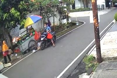 Viral Video CCTV Ibu Tukang Sayur Dijambret Pria Bermotor di Benhil Jakpus