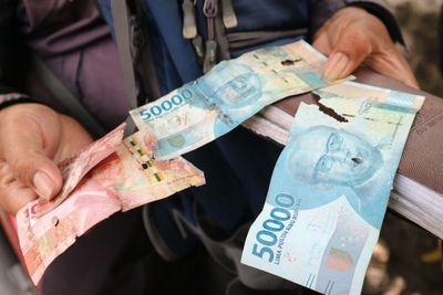 Kisah Santoso, 19 Tahun Melayani Penukaran Uang Rusak! Emang Enggak Rugi?