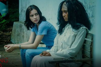 Review Menjelang Maghrib : Thriller Psikologi Mistis yang Serba Nanggung