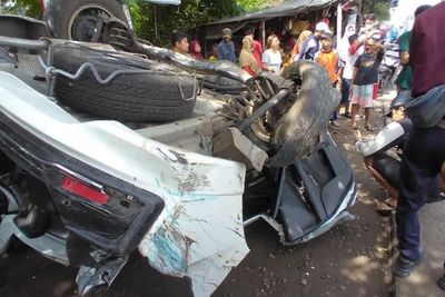 Mobil yang Dikendarai Dosen UI Ditabrak Commuter Line, Terseret hingga Ratusan Meter
