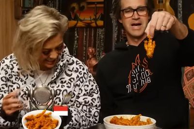 Momen Agnez Mo Cicipi Ceker Setan Bersama Komedian Amerika, Begini Reaksinya