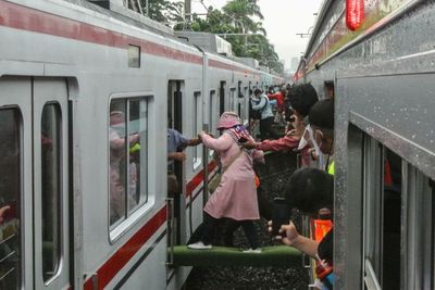 KRL Commuter Line Tabrak Mobil di Stasiun Citayam, Penumpang Dievakuasi