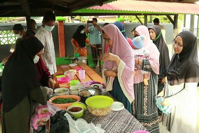 Masya Allah! Masjid Ini Bagikan 200 Porsi Bubur Ayam Gratis Selama Ramadhan