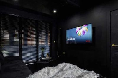 Terinspirasi Film Batman, Apartemen Didesain Serba Hitam di Tengah Kota Manchester