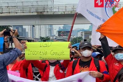 Massa dari Buruh, Mahasiswa hingga Emak-emak Tiba di Gedung DPR