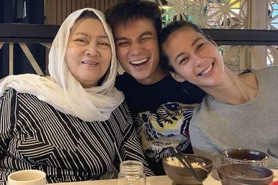 Baim Wong Unggah Foto Lawas Orangtua, Netizen Salfok Lihat Ibunya: Mirip Paula