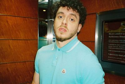 Baru Dirilis Sepekan, First Class Jack Harlow Langsung Puncaki Billboard Hot 100