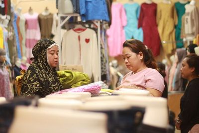 Edan! Jelang Lebaran Pedagang Baju Ini Cuan Rp40 Juta Sehari, Apa Rahasia Suksesnya?
