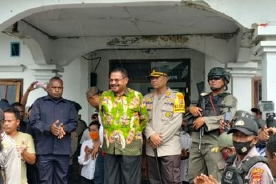 Mencekam! 2 Massa di Papua Saling Serang Pakai Panah Perkara Gaji Honorer