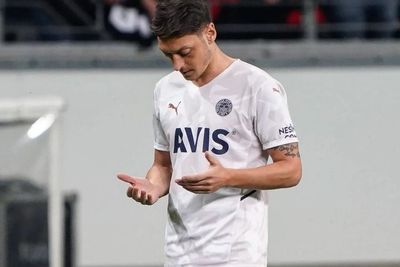 Harry Maguire Diteror Bom, Mesut Ozil Ngaku Terkejut dan Harapkan Ini