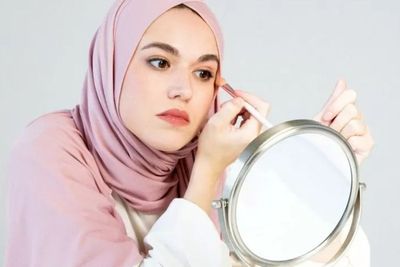 Anti-Menor, Ini Tips Makeup Bibir, Wajah, dan Mata saat Momen Lebaran yang Tampak Natural