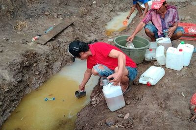 Heboh! Ada Galian Pondasi Keluarkan Minyak, Warga Sampai Bawa Jeriken