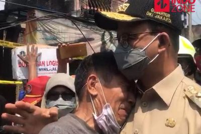 Warga Korban Kebakaran Pasar Gembrong Menangis di Pelukan Anies