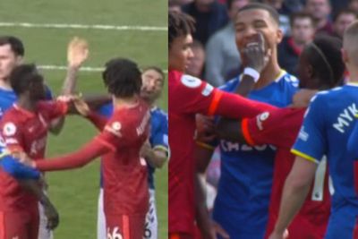Sadio Mane Colok Mata Pemain Everton di Derby Merseyside, Netizen: Untung gak Kartu Merah