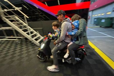 Kembali Parodikan The Power of Emak-emak , Aleix Espargaro Terciduk Naik Motor Berempat