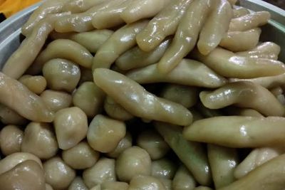 Bentuknya Mirip Tempura Jepang, Makanan Aneh Ini Dibuat Pakai Terasi Lalu Disiram Petis
