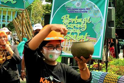 Bikin Heboh! Mbak Rara Pawang Hujan Mandalika Muncul di Pembagian 1.000 Sarung Kagama