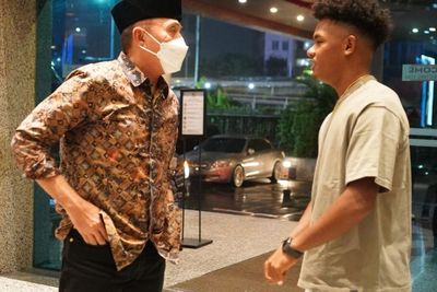 Didatangkan dari Jayapura untuk Pengobatan Cedera, Ramai Rumakiek Bertemu Ketum PSSI