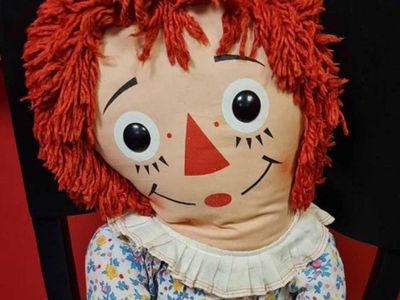 Boneka Annabelle Berisikan Iblis Gadis 7 Tahun Konon Miliki Kekuatan Mistis Bikin Orang Meninggal Tragis