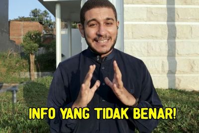 YouTuber Ini Bantah Shalat Pakai Sarung di Masjid Mesir Bakal Jadi Bahan Tertawaan