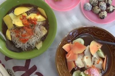 Rujak Aneh Disiram Kuah Ikan Pindang Tapi Rasanya Enggak Amis, Sehari Cuan Rp1,5 Juta