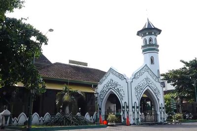 Melihat Keunikan Masjid Al Wustho, Kental Budaya Jawa yang Sempat Berpindah-pindah Tempat