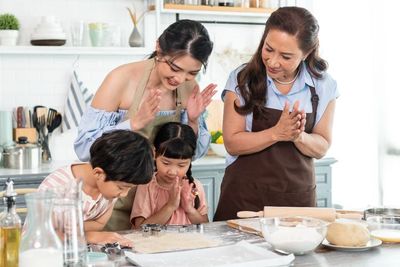 Jaga Hubungan Baik dengan Mertua dengan 3 Cara Ini, Semakin Akrab saat Lebaran