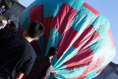 Meriahkan Tradisi Ngapungkeun Balon , Warga Garut Mulai Persiapkan Balon Ukuran Raksasa