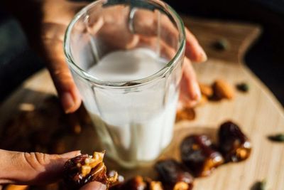 Manfaat Susu Kurma yang Sarat Mengandung Karbohidrat Saat Jalankan Ibadah Puasa
