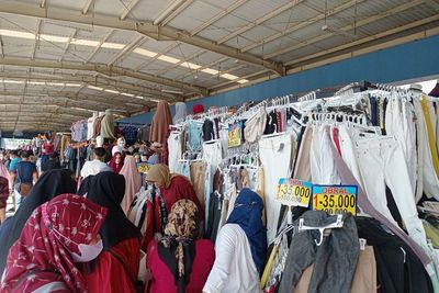 Pasar Tanah Abang Diserbu Pembeli, Penampakannya Bak Lautan Manusia!