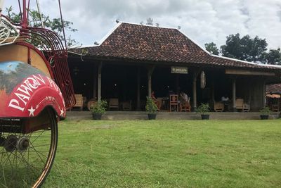 Viewnya Gunung Api Purba, Kedai Ini Sajikan Belalang Goreng khas Jogja! Berani Coba?