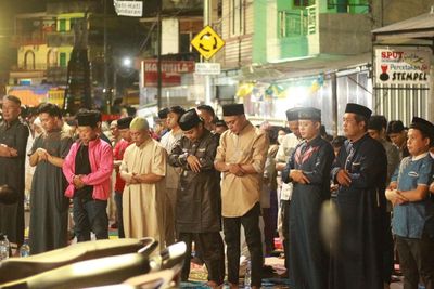 Akhir Ramadhan Warga Sulsel Punya Tradisi Salat Malam Bawa Botol Air! Buat Apa?