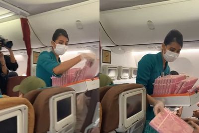 Viral Pesawat Garuda Indonesia Bagikan Hijab Gratis kepada Seluruh Penumpang Pesawat