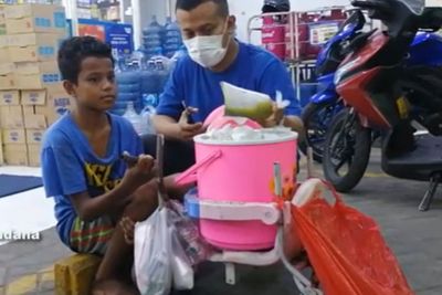Kisah Husein, Bocah Penjual Es Dawet di Depan Minimarket Sidoarjo, Demi Bantu Orang Tua