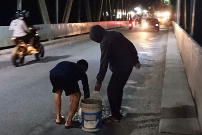 Viral Dua Pemuda Inisiatif Tambal Jalanan di Berau, Kadis PUPR Malah Ingatkan Hal Ini!