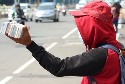 Wow! Inang-Inang Jualan Uang Raup Cuan Jutaan Rupiah Per Hari