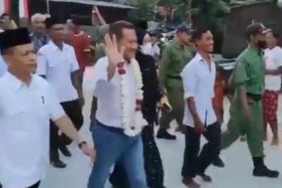 Momen Crazy Rich Grobogan yang Bangun Jalan Rp2,8 M Pulkam, Disambut Bak Artis oleh Warga