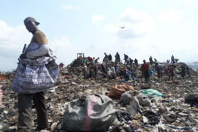 Kisah Krisis Kesehatan dari Tempat Pembuangan Limbah Beracun di Pantai Gading