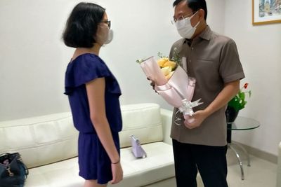 Wajah Berseri-seri Terawan Diberi Bunga oleh Gadis yang Sembuh Berkat Vaksin Nusantara